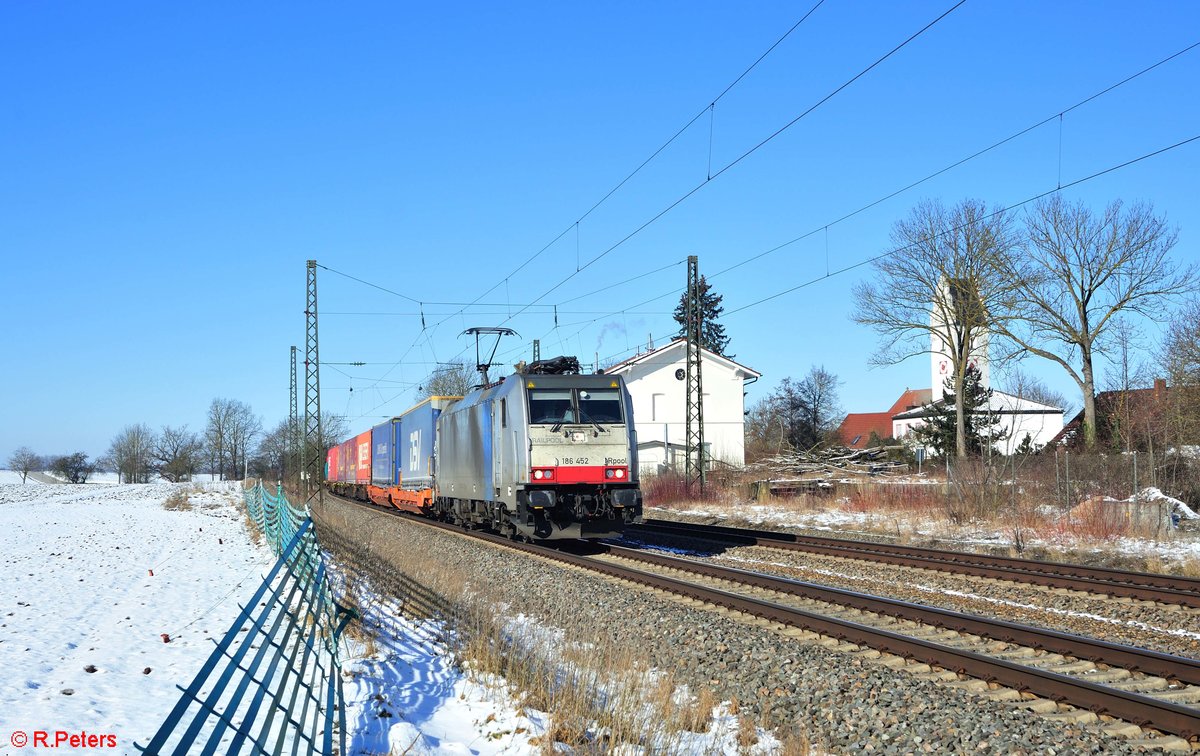 186 452-9 zieht ein KLV ZUg bei Moosham in Richtung Passau. 13.02.21