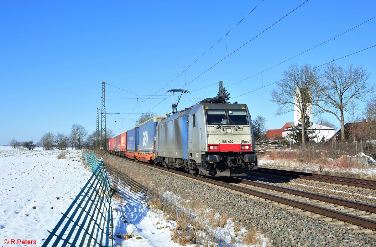 186 452-9 zieht ein KLV ZUg bei Moosham in Richtung Passau. 13.02.21