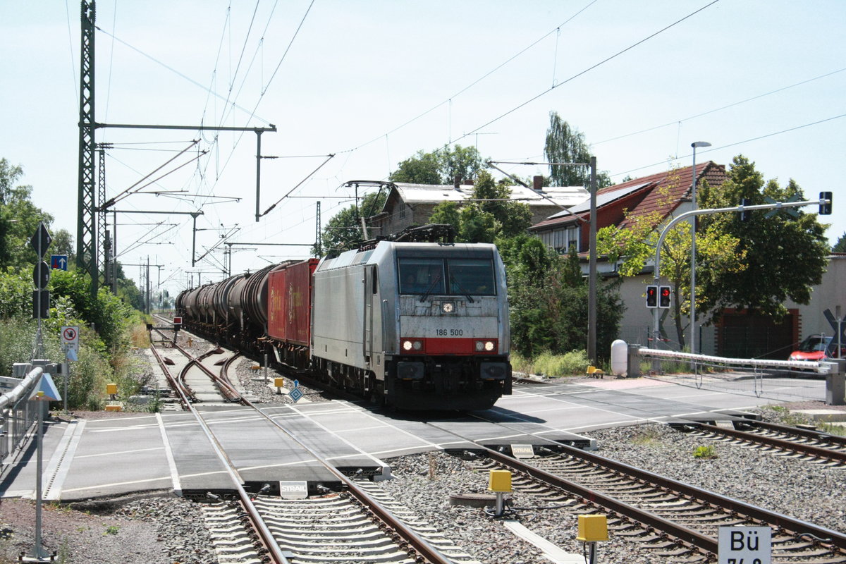 186 500 mit einen Gterzug bei der Durchfahrt in Niemberg am 30.7.20