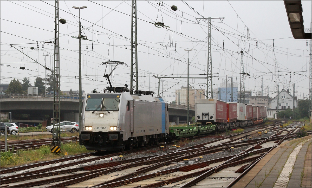 186 531 mit KLV-Zug kommend von der Mosel in Richtung Süden am 13.09.21 in Koblenz Hbf. Gruß an den Tf