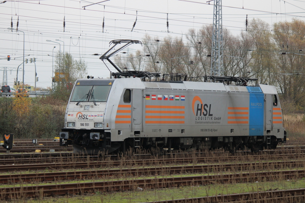 186 551-8 beim Rangieren am Mittag des 14.11.2020 im Rostocker Seehafen.