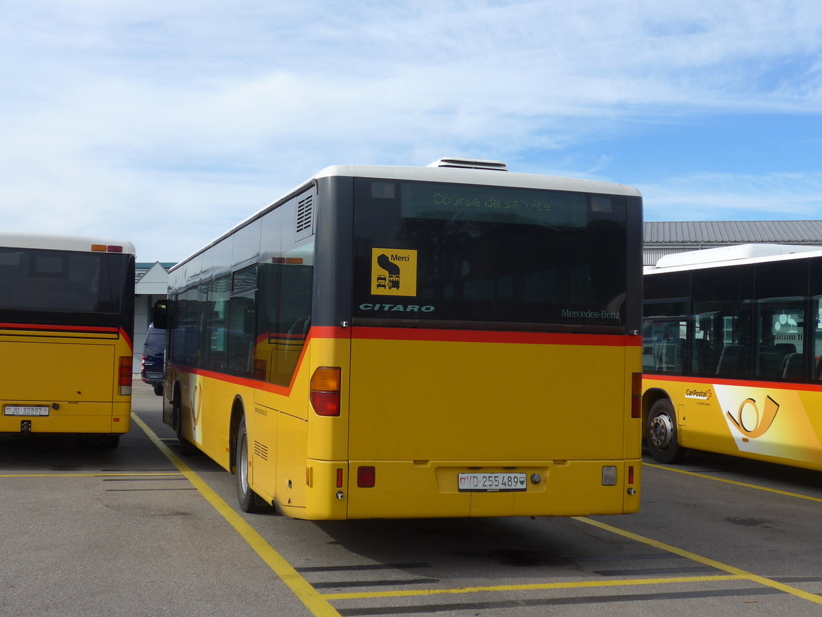 (186'035) - CarPostal Ouest - VD 255'489 - Mercedes am 21. Oktober 2017 in Develier, Parkplatz