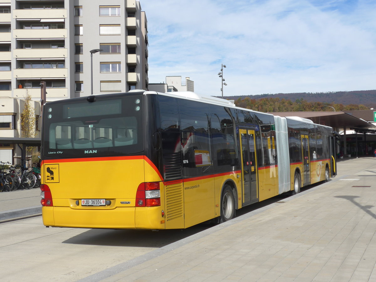 (186'057) - CarPostal Ouest - JU 36'104 - MAN am 21. Oktober 2017 beim Bahnhof Laufen