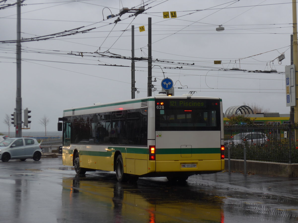 (186'593) - transN, La Chaux-de-Fonds - Nr. 628/NE 111'228 - MAN (ex TN Neuchtel Nr. 228) am 25. November 2017 in Neuchtel, Place Pury