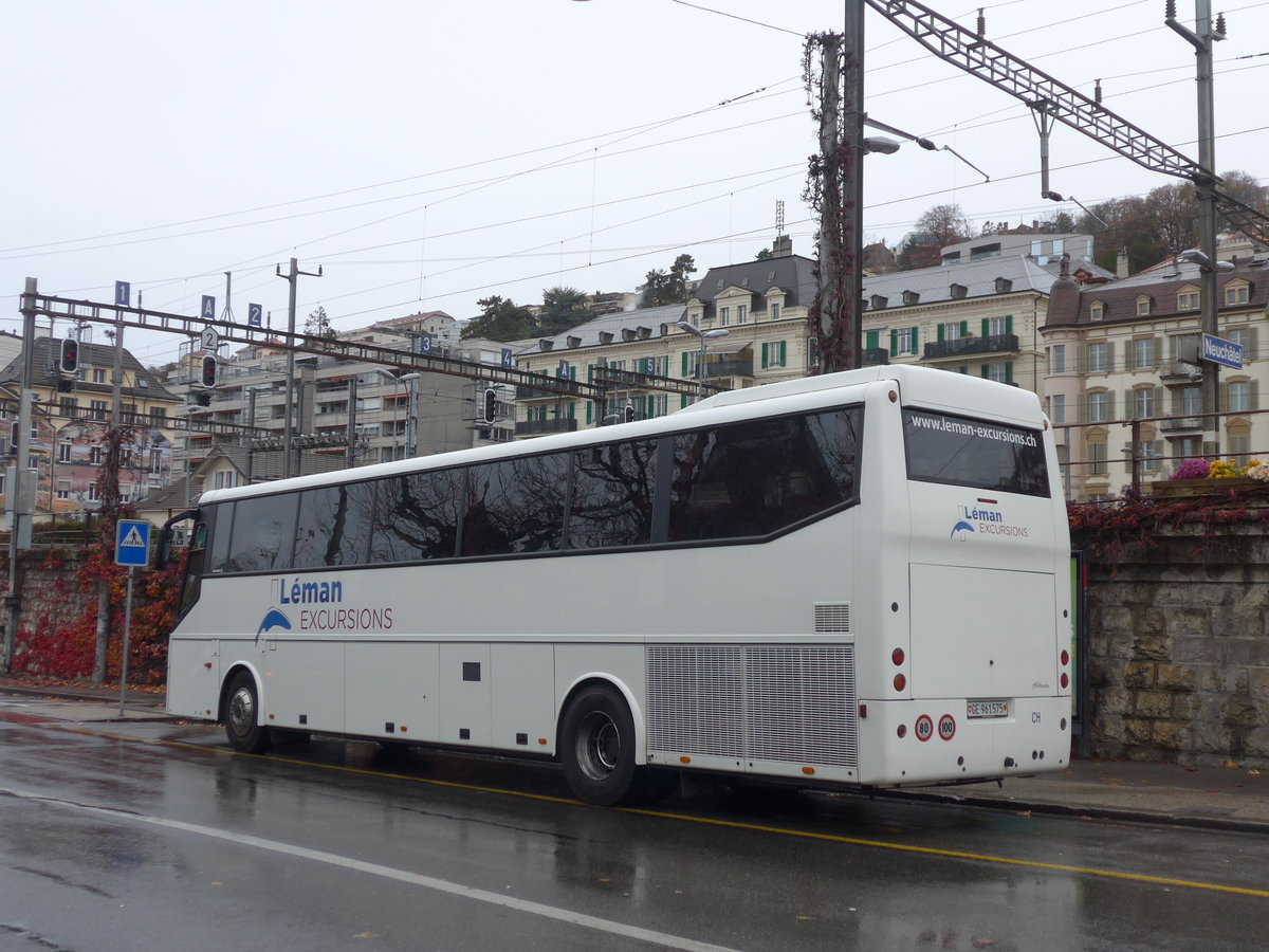 (186'632) - Lmania Excursions, Meyrin - GE 961'575 - Bova am 25. November 2017 beim Bahnhof Neuchtel