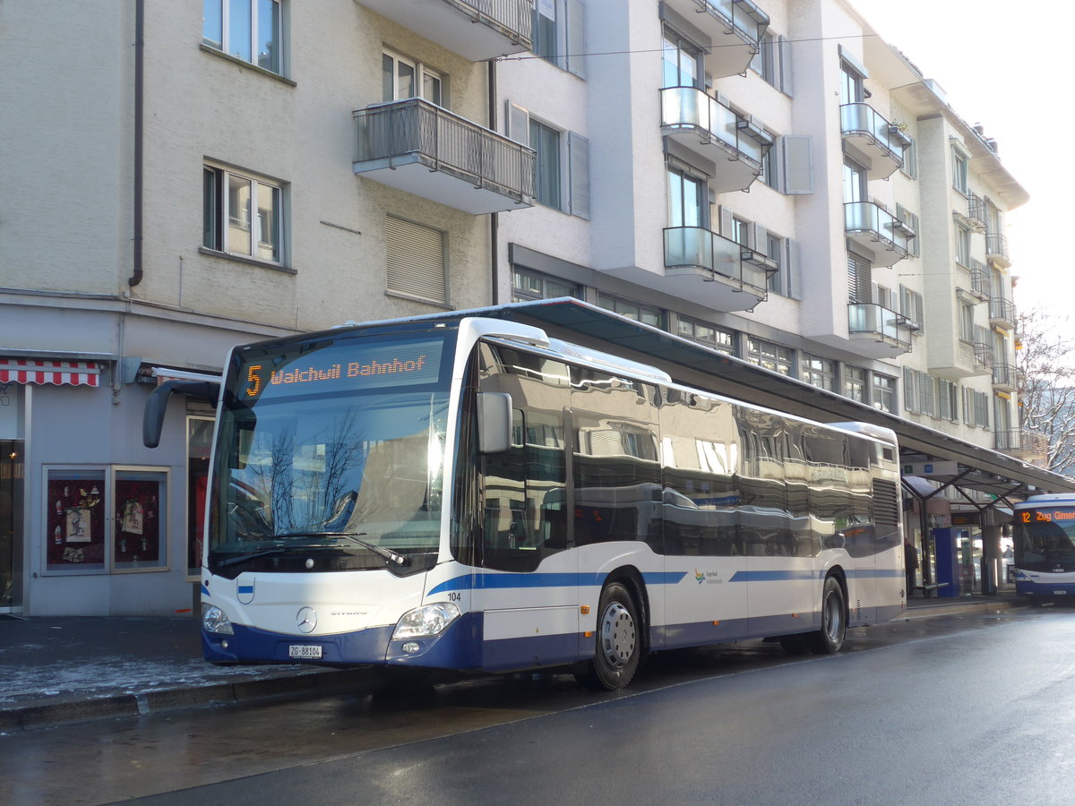 (186'844) - ZVB Zug - Nr. 104/ZG 88'104 - Mercedes am 9. Dezember 2017 beim Bahnhof Zug