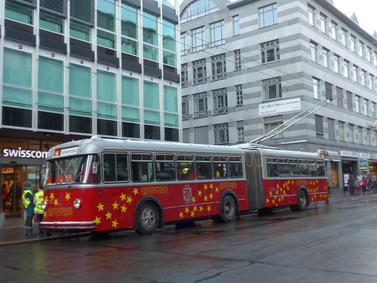 (186'919) - VW Winterthur - Nr. 101 - FBW/SWS Gelenktrolleybus am 9. Dezember 2017 in Winterthur, Schmidgasse