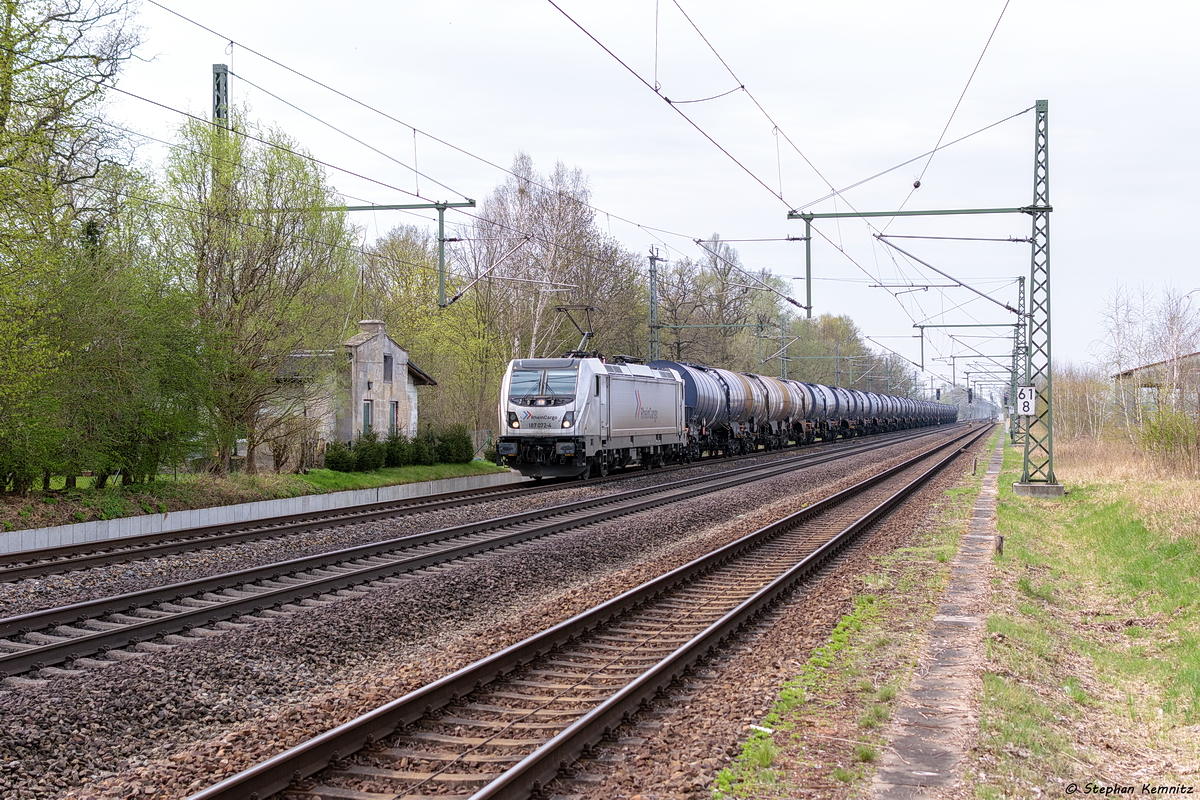 187 072-4 RheinCargo GmbH & Co. KG mit einem Kesselzug  Umweltgefährdender Stoff, flüssig  in Friesack und fuhr weiter in Richtung Nauen. 15.04.2018