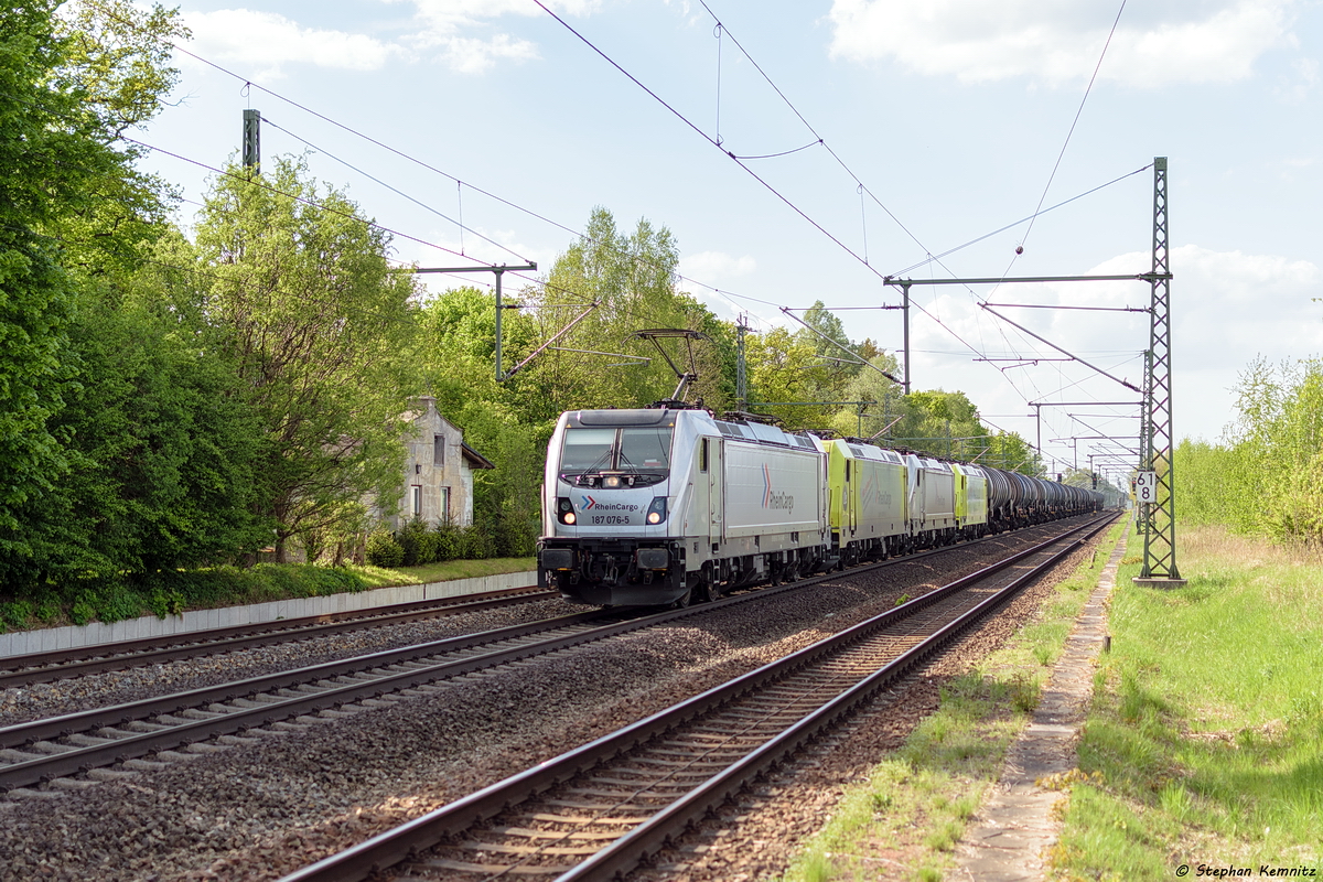 187 076-5 RheinCargo GmbH & Co. KG mit den Wagenloks 119 007-2, 187 072-4, 119 008-0 und einem Kesselzug  Benzin oder Ottokraftstoffe  in Friesack und fuhr weiter in Richtung Nauen. 28.04.2018