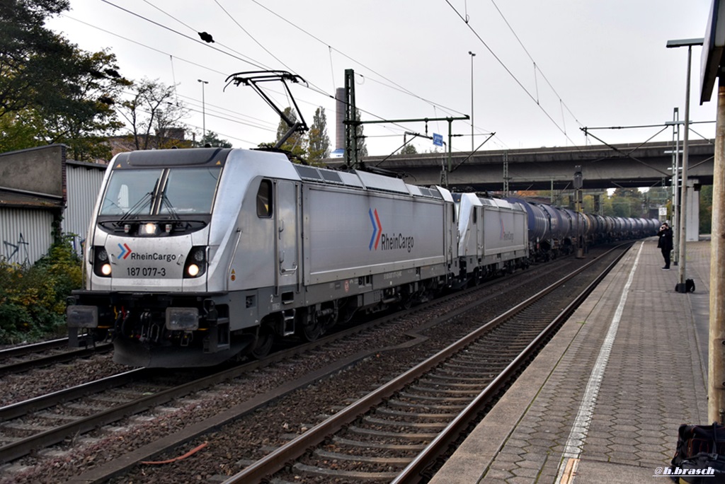 187 077-3 zog 187 079 und einen tanker durch hh-harburg,19.10.17