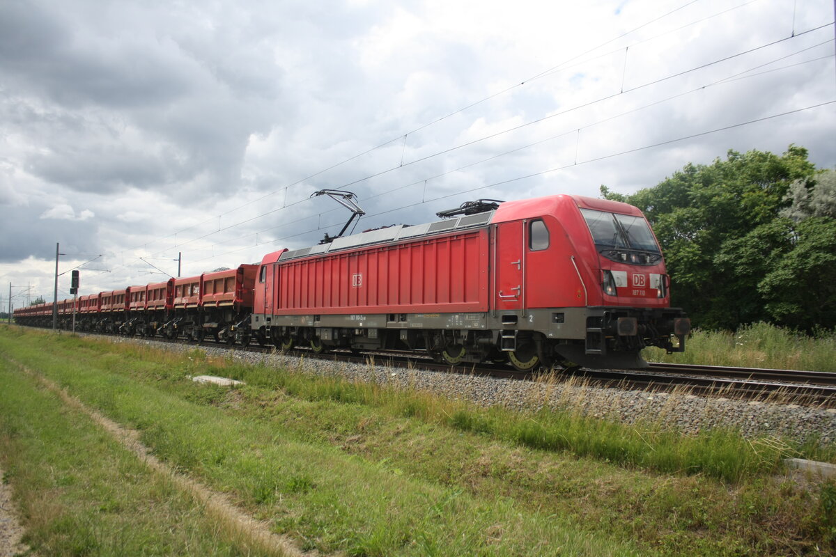 187 110 mit einem Schotterzug bei der Vorbeifahrt an Braschwitz am 5.7.21