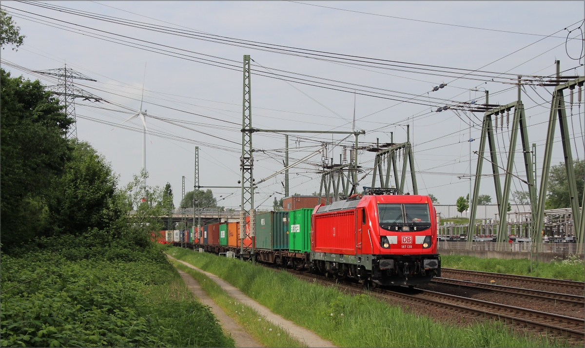 187 139 am 12.05.18 mit Containerzug in Richtung Hamburger Hafen in Dradenau