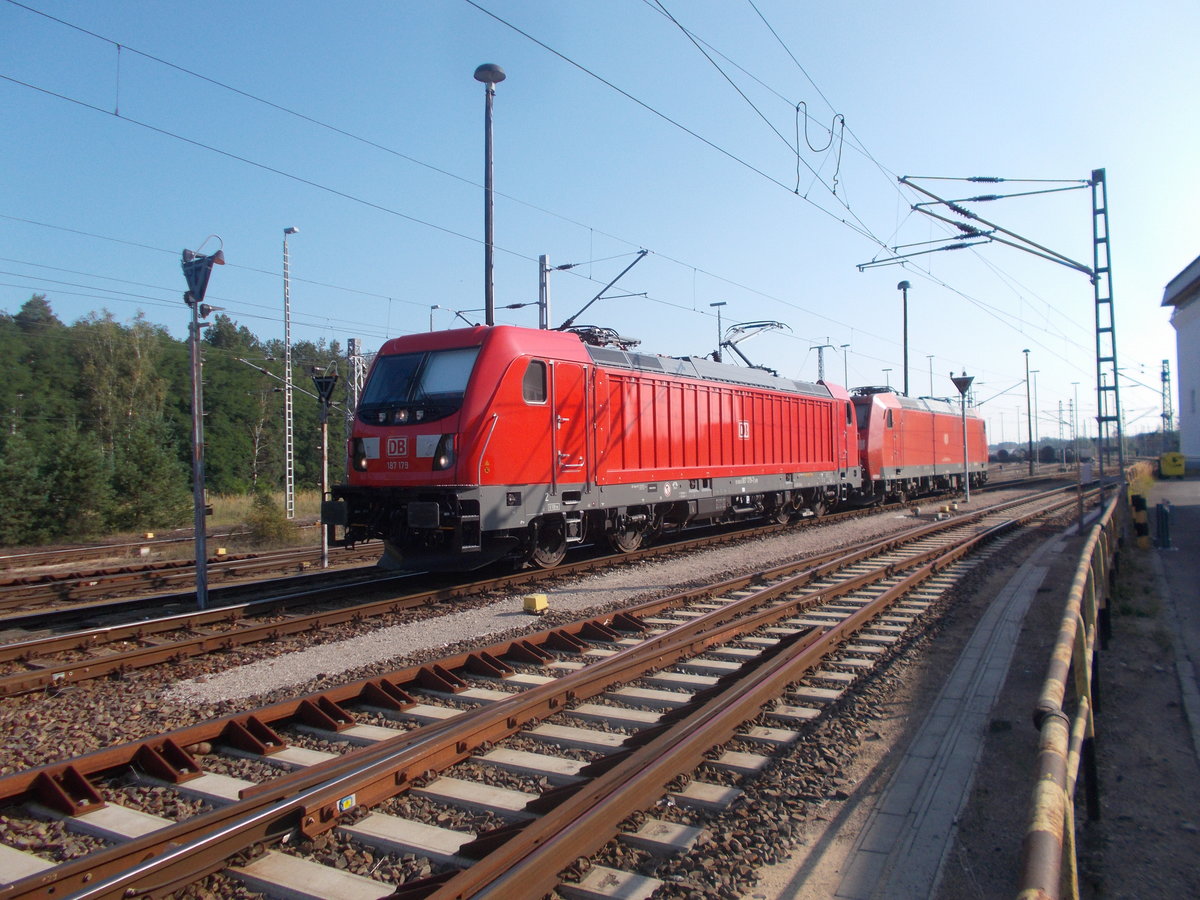 187 179 als Schlepplok bei 185 194,am 24.August 2019,in Seddin.