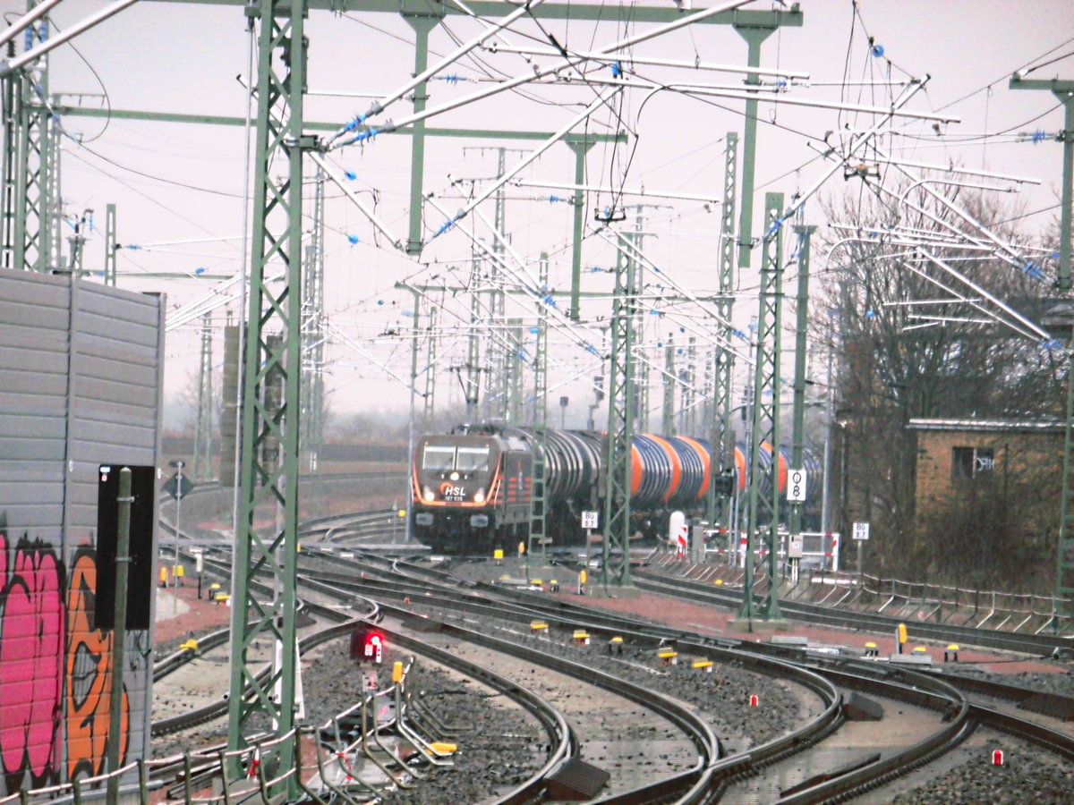 187 535 der HSL kommt mit einen Kesselzug in die Güterumfahrung am Bahnhof Halle/Saale Hbf eingefahren am 26.3.18