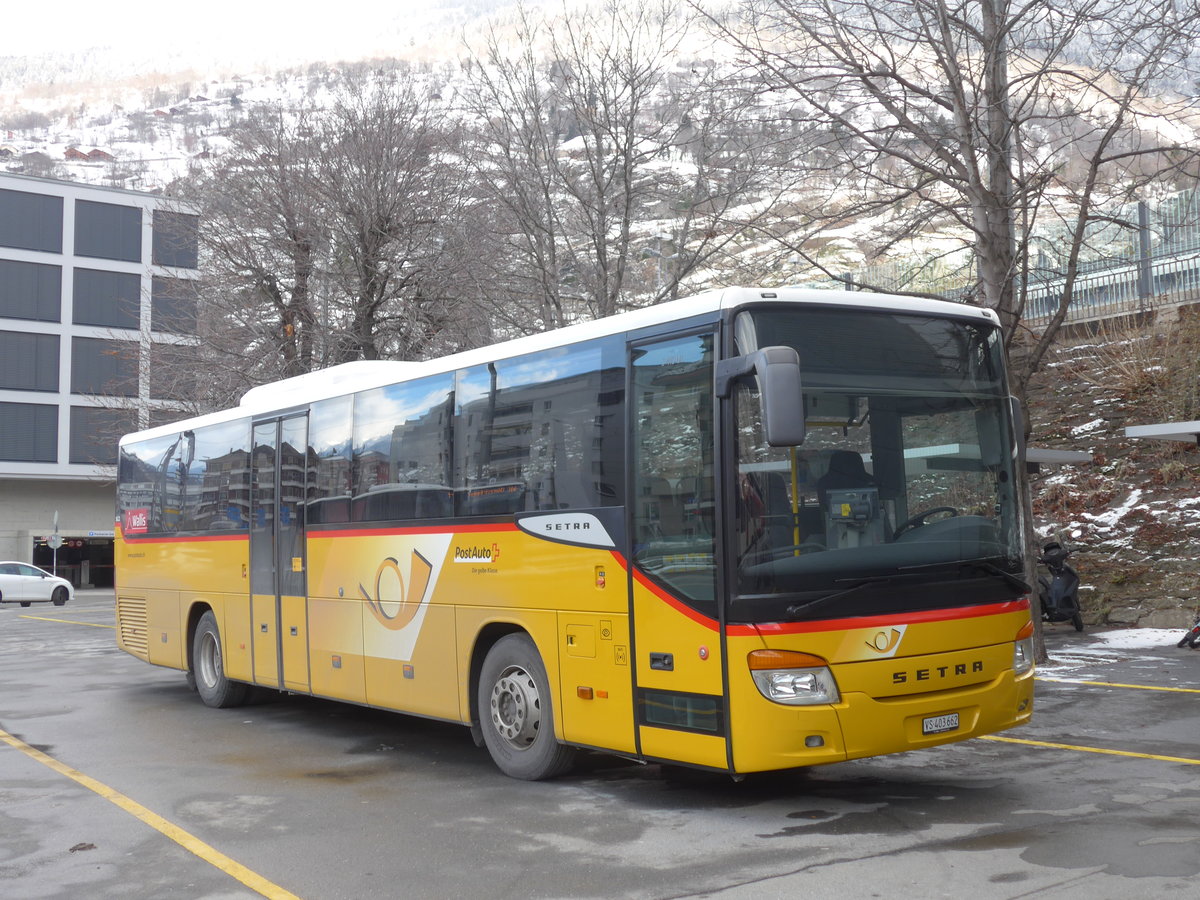 (187'008) - PostAuto Wallis - VS 403'662 - Setra am 17. Dezember 2017 beim Bahnhof Brig