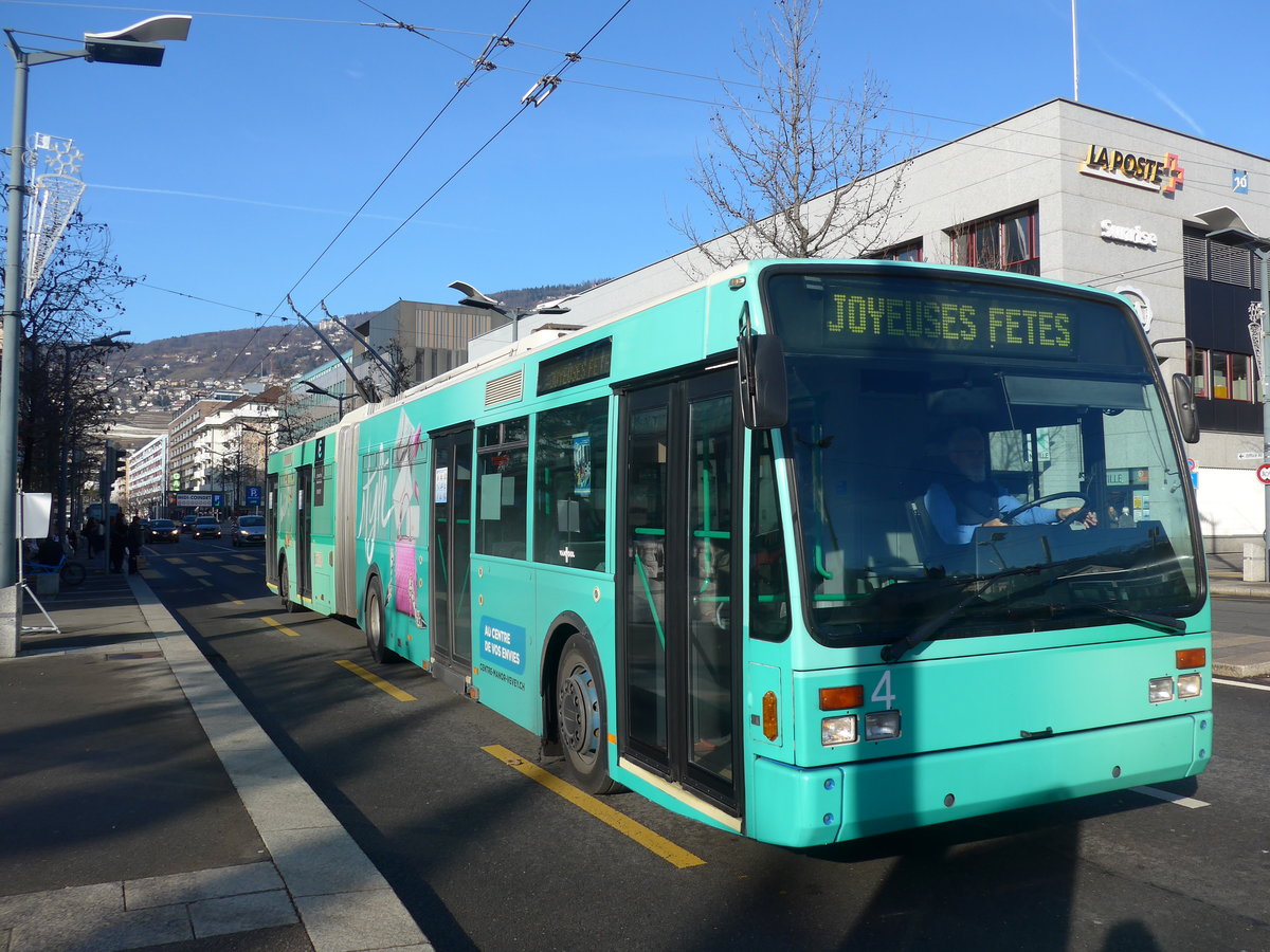 (187'208) - VMCV Clarens - Nr. 4 - Van Hool Gelenktrolleybus am 23. Dezember 2017 beim Bahnhof Vevey