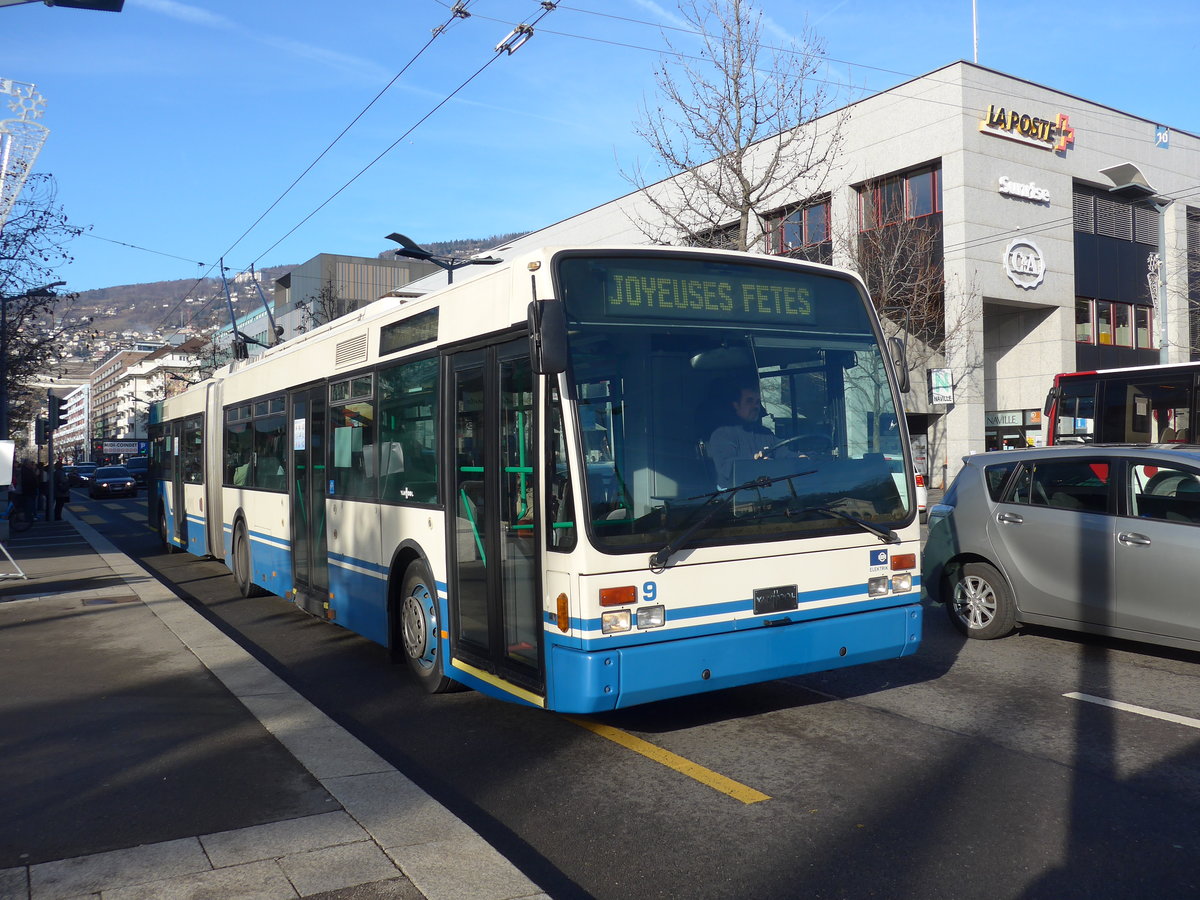 (187'219) - VMCV Clarens - Nr. 9 - Van Hool Gelenktrolleybus am 23. Dezember 2017 beim Bahnhof Vevey