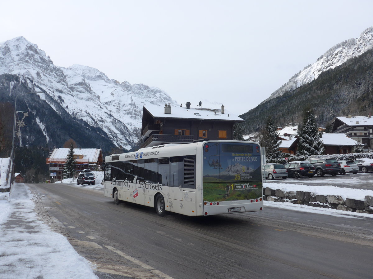 (187'993) - TPC Aigle - Nr. 16/VS 353'284 - Solaris (ex ATE Bus, Effretikon Nr. 45) am 20. Januar 2018 beim Bahnhof Champry