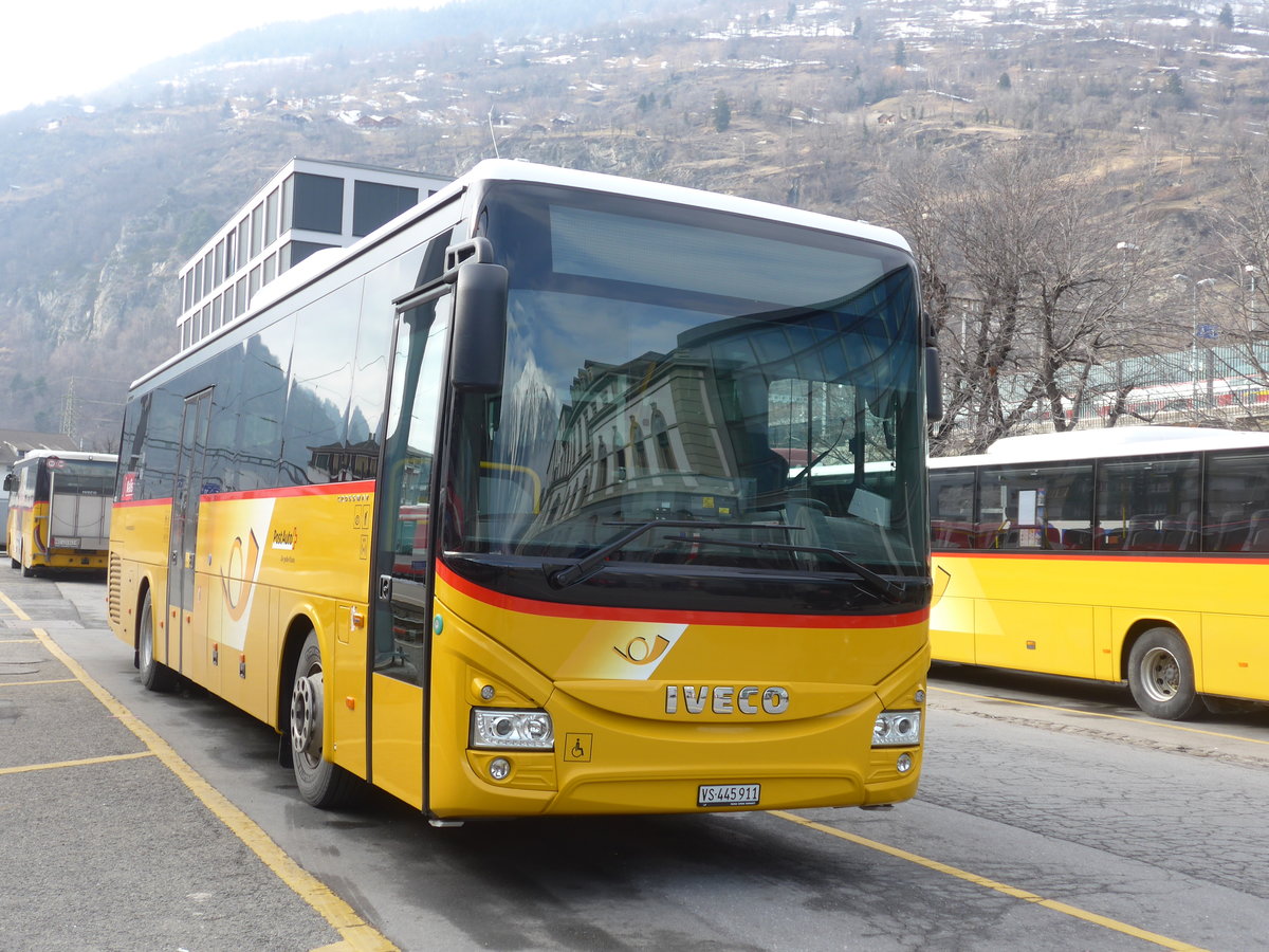 (188'437) - PostAuto Wallis - VS 445'911 - Iveco am 11. Februar 2018 beim Bahnhof Brig