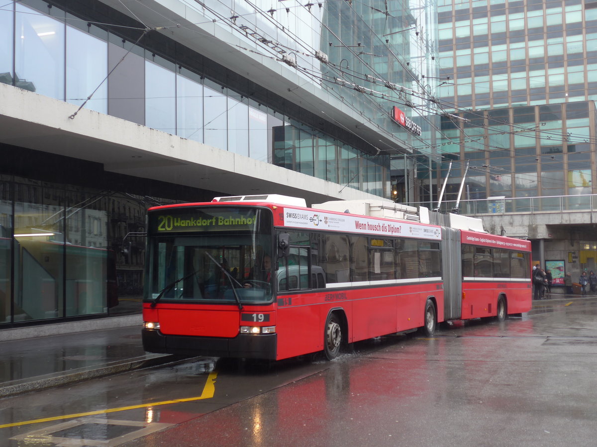 (188'637) - Bernmobil, Bern - Nr. 19 - NAW/Hess Gelenktrolleybus am 15. Februar 2018 beim Bahnhof Bern