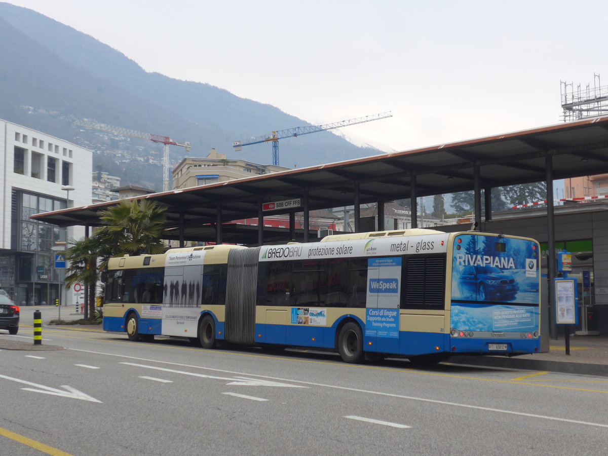 (188'841) - FART Locarno - Nr. 32/TI 63'832 - Solaris am 17. Februar 2018 beim Bahnhof Locarno