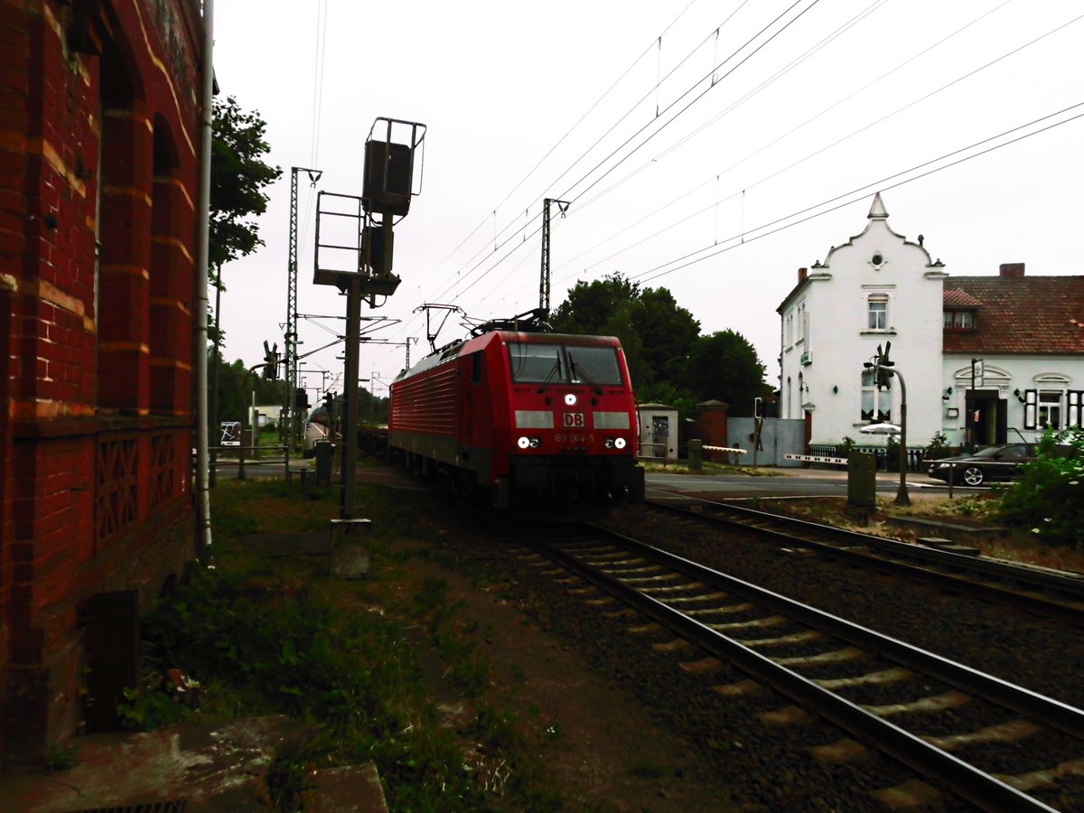 189 004 mit einen Güterzug bei der Durchfahrt in Güsen (b Genthin) am 2.6.18