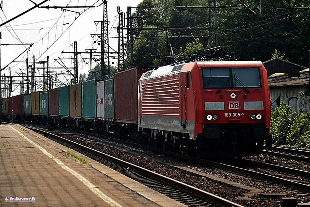 189 005-2 ist mit einen kastenzug durch hh-harburg gefahrten,datum 29.07.14