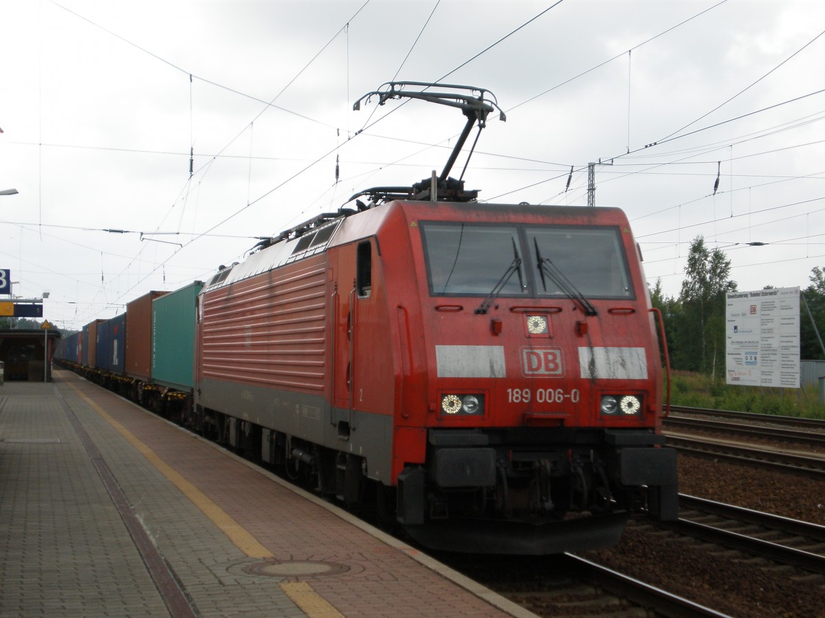 189 006 mit dem tglich mehrmals verkehrendem Containerzug Prag Uhrineves - Hamburg Waltershof in Elsterwerda Hbf, 04.07.2012.