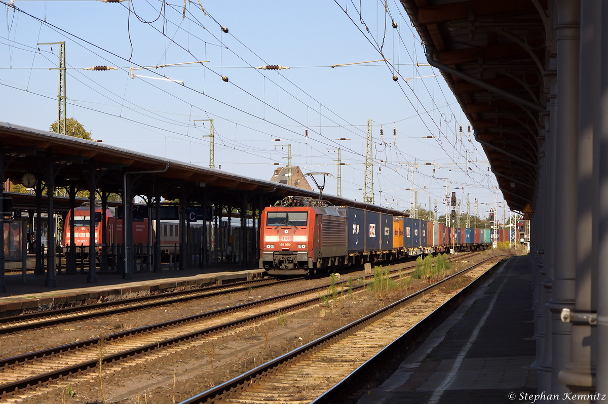 189 015-1 DB Schenker Rail Deutschland AG mit einem Metrans Containerzug in Stendal und fuhr weiter in Richtung Salzwedel. Zur gleichen Zeit fuhr 101 005-7 mit dem IC 140 von Berlin Ostbahnhof nach Amsterdam Centraal in Stendal ein. 28.08.2014