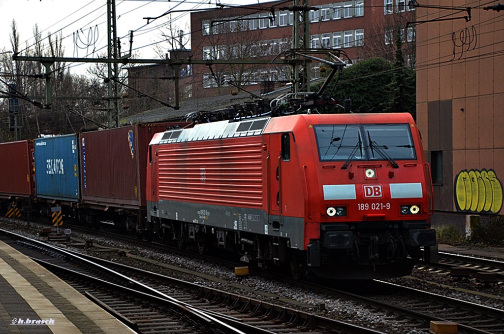 189 021-9 ist mit einen kastenzug durch hh-harburg,13.12.14