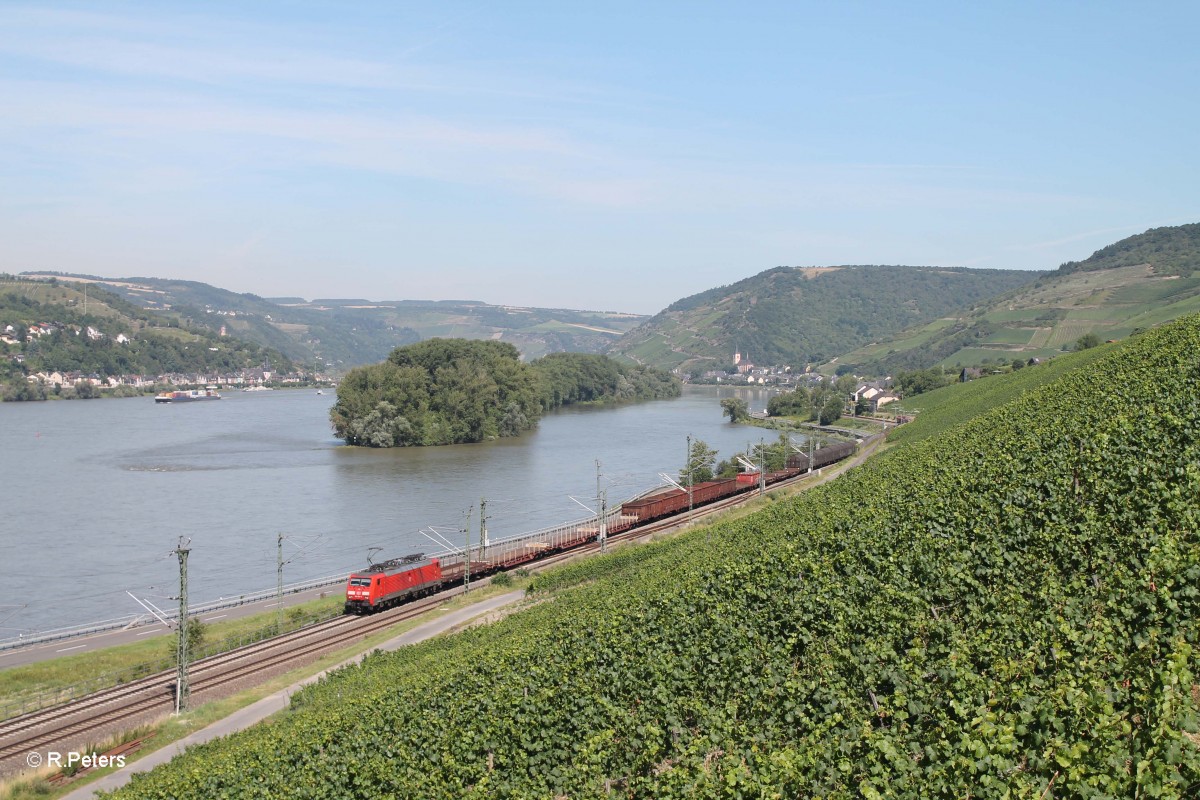 189 056 zieht kurz hinter Lorch am Rhein ein gemischten Güterzug in Richtung Wiesbaden. 18.07.14