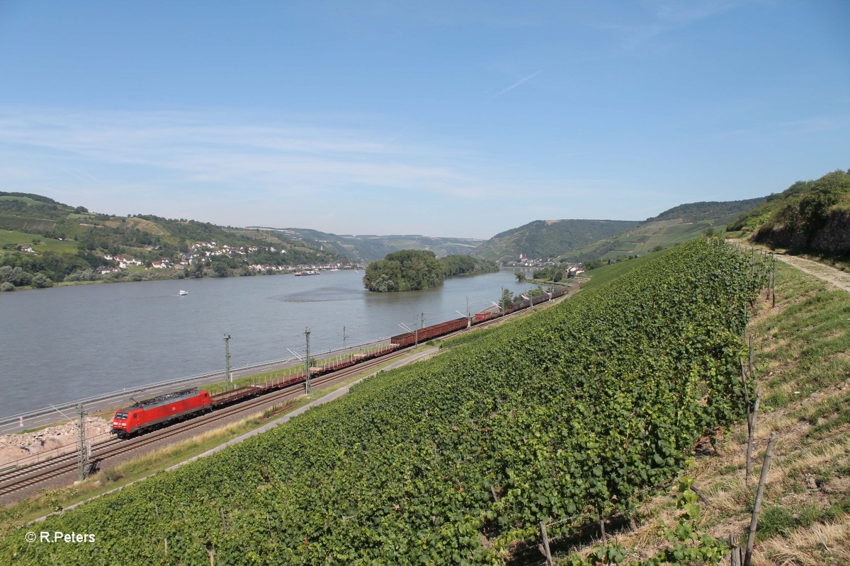 189 056 zieht kurz hinter Lorch am Rhein ein gemischten Güterzug in Richtung Wiesbaden. 18.07.14