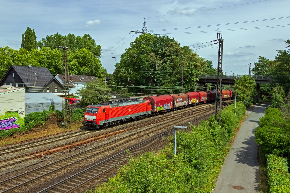 189 077 fhrt mit einem Gterzug in Richtung Sterkrade und weiter Richtung Niederlande aus Oberhausen-Osterfeld aus.