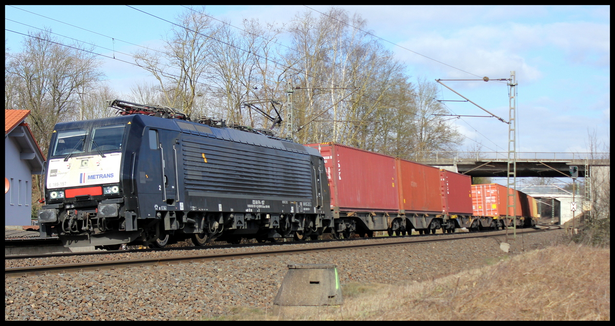 189 157 von Metrans mit Containerzug am 26.02.15 bei Kerzell