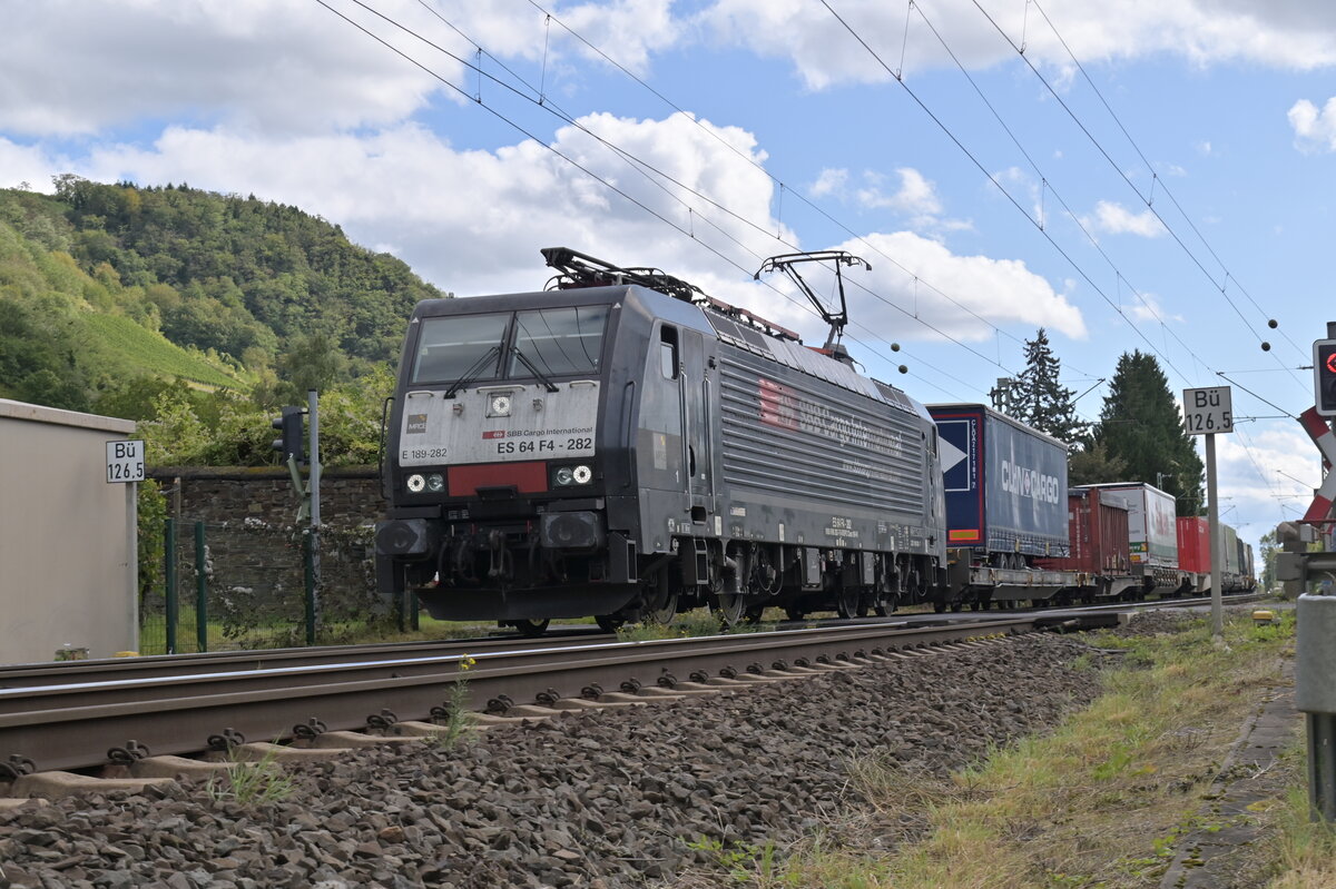 189 282 für SBBC kommt mit einem KLV aus Richtung Leutesdorf gen Linz am Rhein gefahren am Freitag den 22. September 2023.