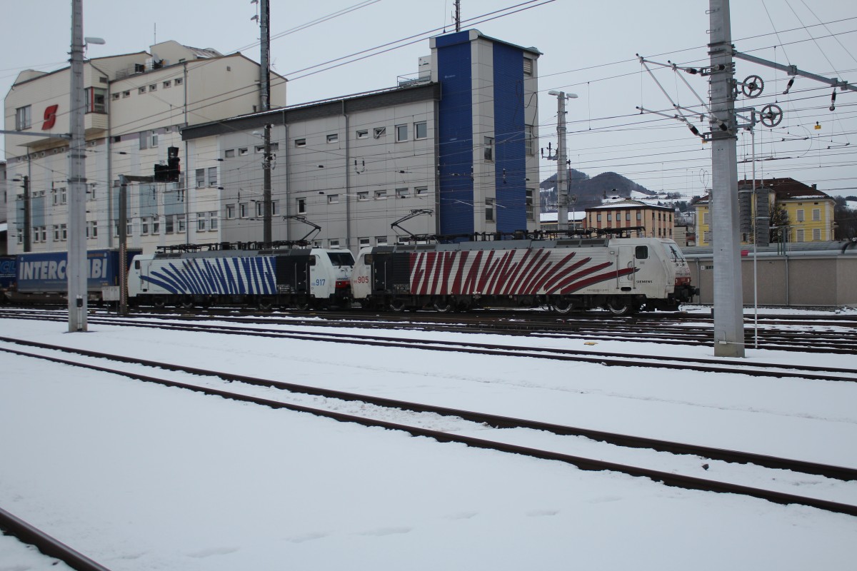 189 905-3 und 189 917-4 fahren am 5. Januar 2015 in den Bahnhof von Salzburg ein.