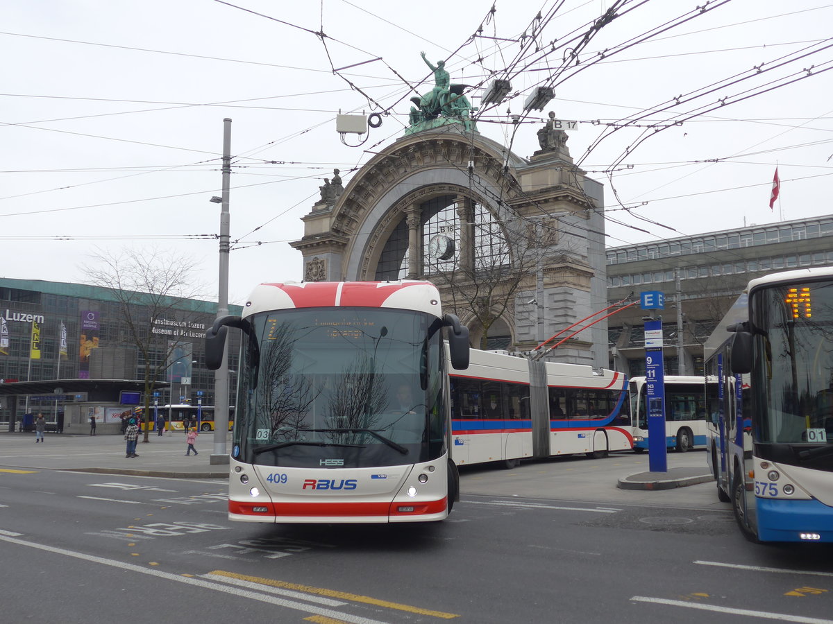 (189'405) - VBL Luzern - Nr. 409 - Hess/Hess Doppelgelenktrolleybus am 17. Mrz 2018 beim Bahnhof Luzern