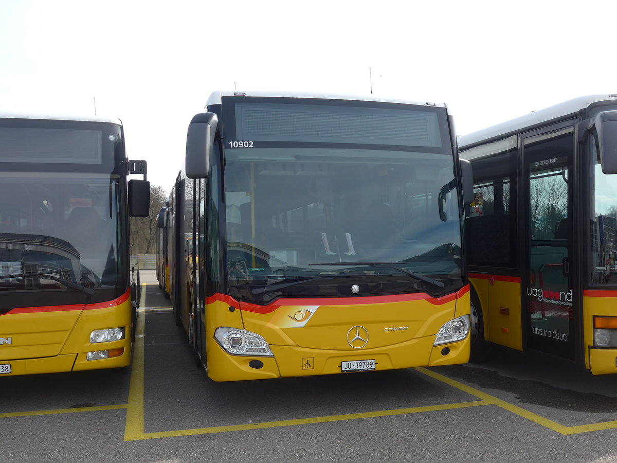 (189'894) - CarPostal Ouest - JU 39'789 - Mercedes am 2. April 2018 in Develier, Parkplatz