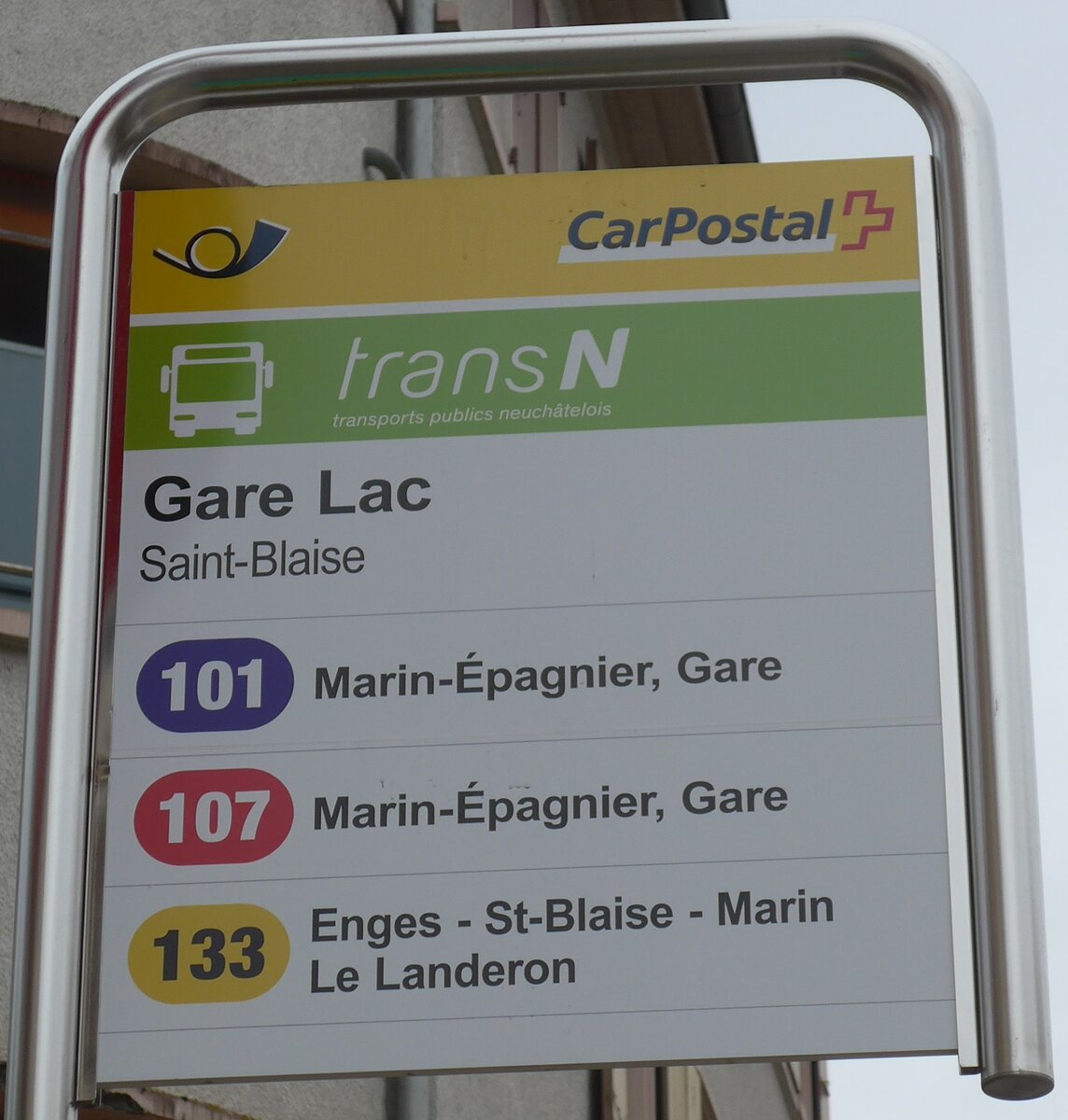 (189'995) - PostAuto/transN-Haltestellenschild - Saint-Blaise, Gare Lac - am 2. April 2018