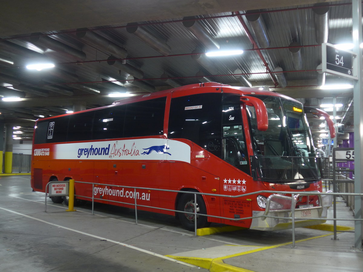 (190'200) - Greyhound Australia, Eagle Farm - Nr. 374/374DOG - Volvo/Irizar (ex SB27GI) am 17. April 2018 in Melbourne, Coach Station