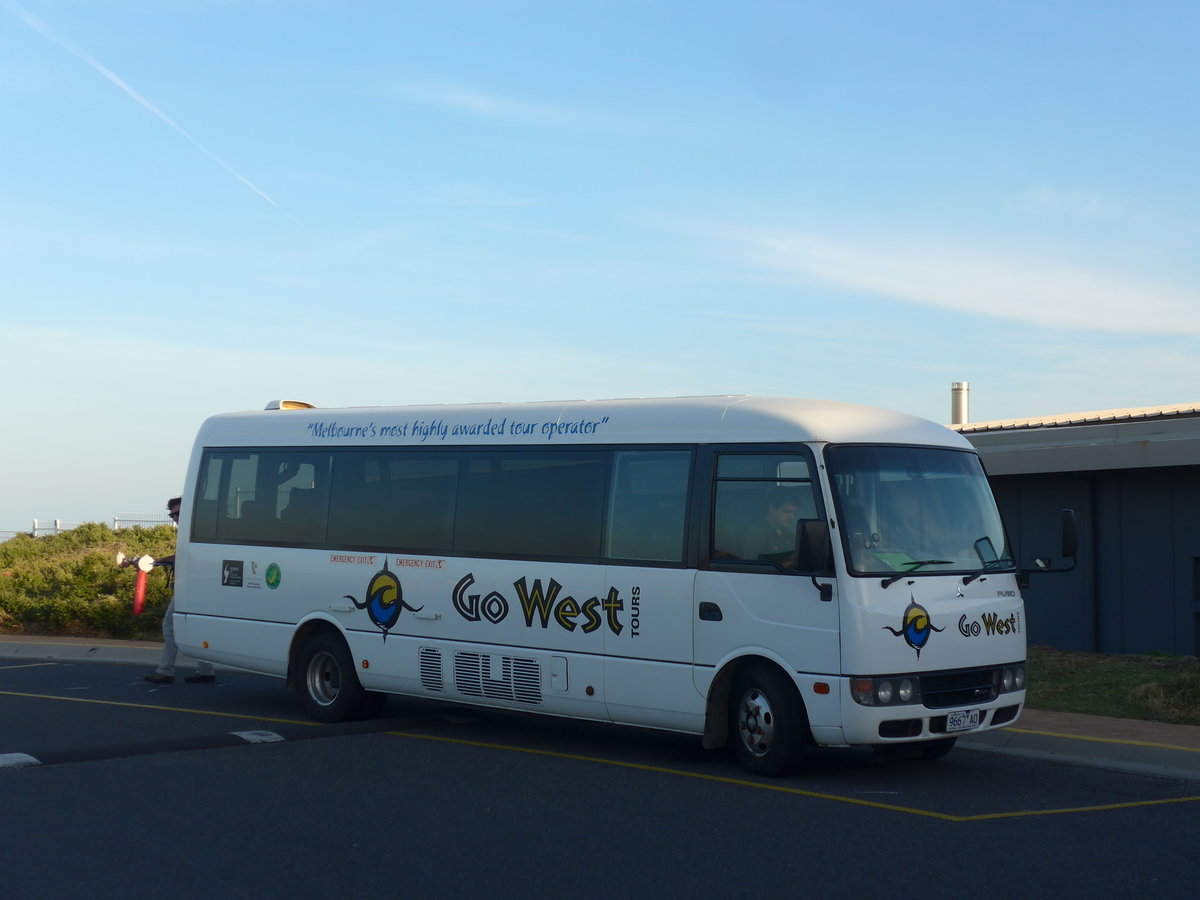 (190'334) - Go West Tours, Northcote - 9667 AO - Mitsubishi am 18. April 2018 in Summerland, Antarctic, Journey