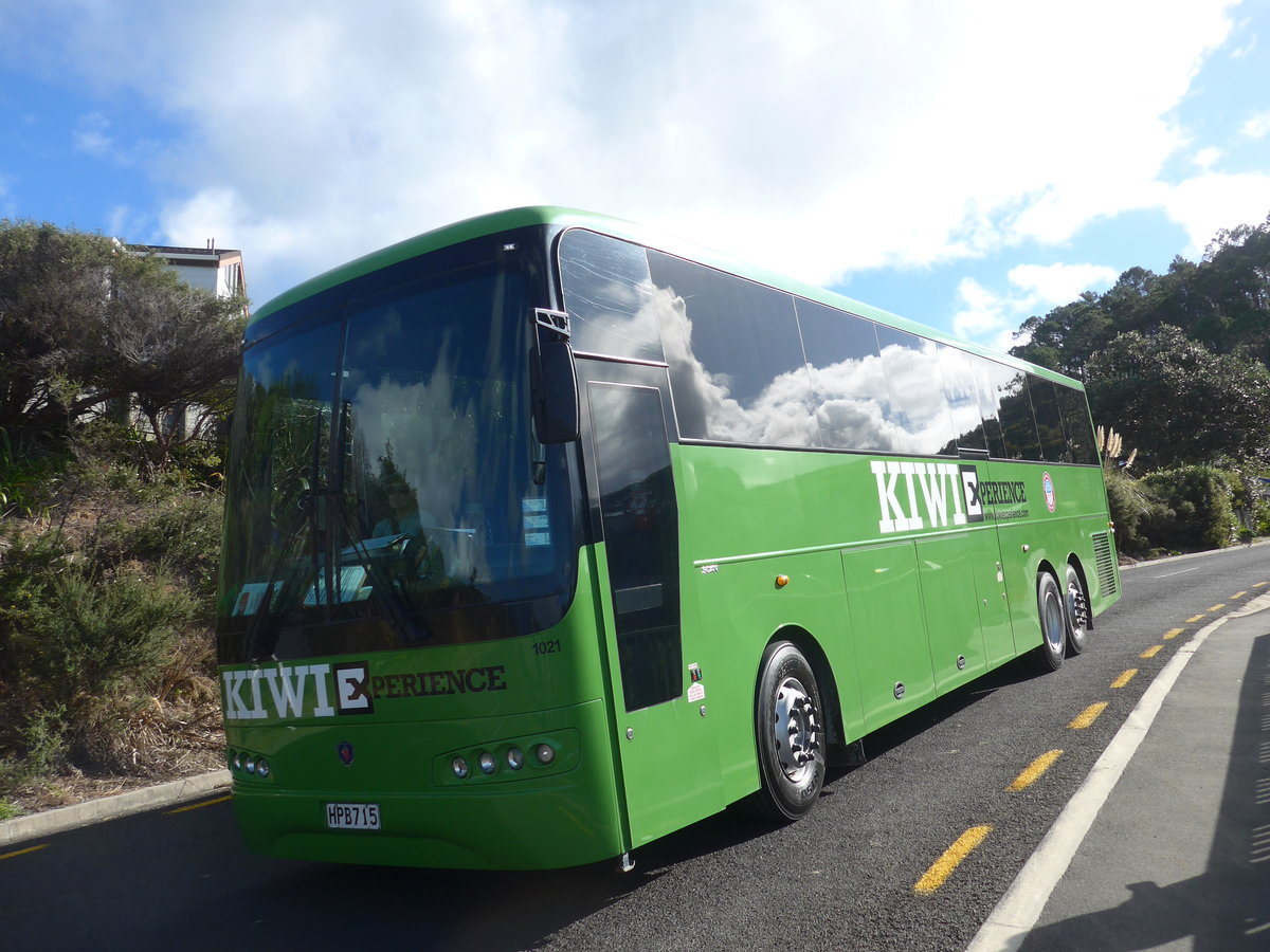 (190'519) - Kiwi Experience - Nr. 1021/HPB715 - Scania/KiwiBus am 20. April 2018 in Hahei