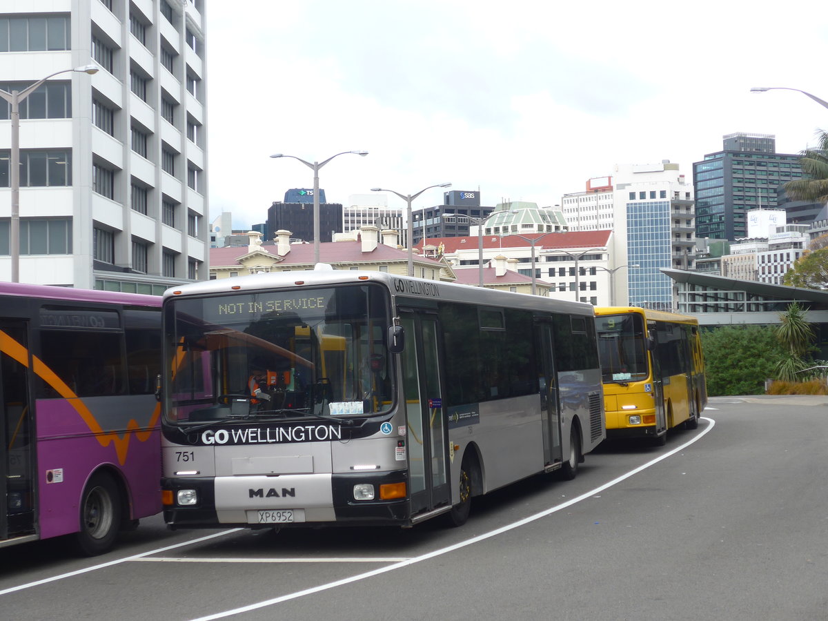 (191'631) - GO Wellington - Nr. 751/XP6952 - MAN/Designline am 27. April 2018 beim Bahnhof Wellington