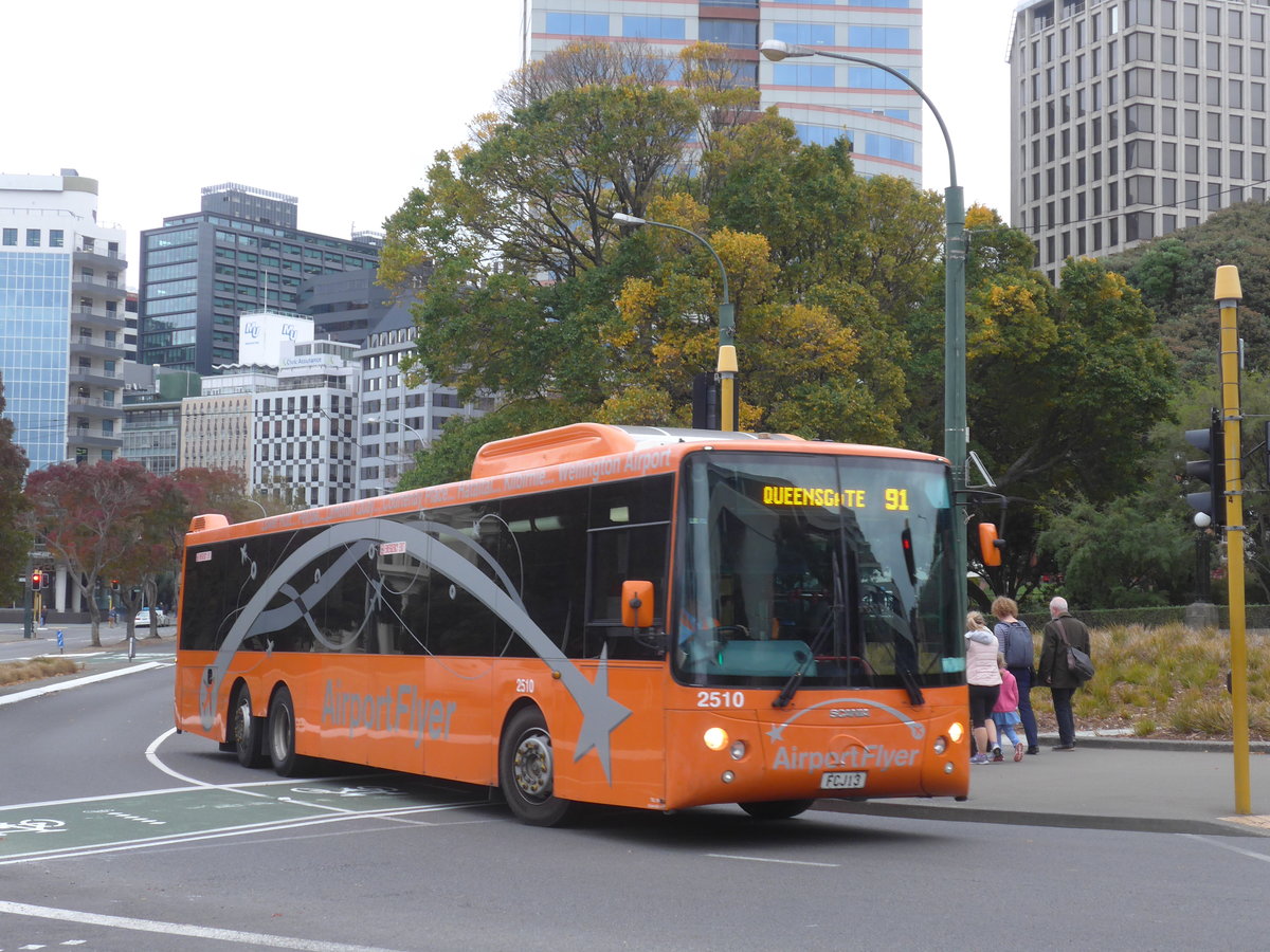 (191'644) - Airport Flyer, Wellington - Nr. 2510/FCJ13 - Scania/KiwiBus am 27. April 2018 beim Bahnhof Wellington