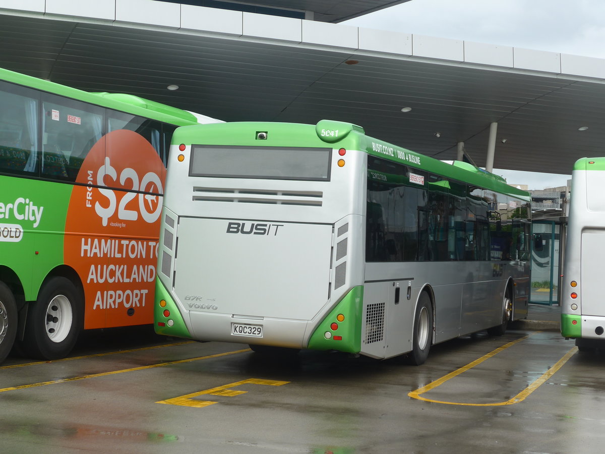 (191'893) - BusIt, Hamilton - Nr. 5041/KQC329 - Volvo/GBV NZ am 29. April 2018 in Hamilton, Centralstation