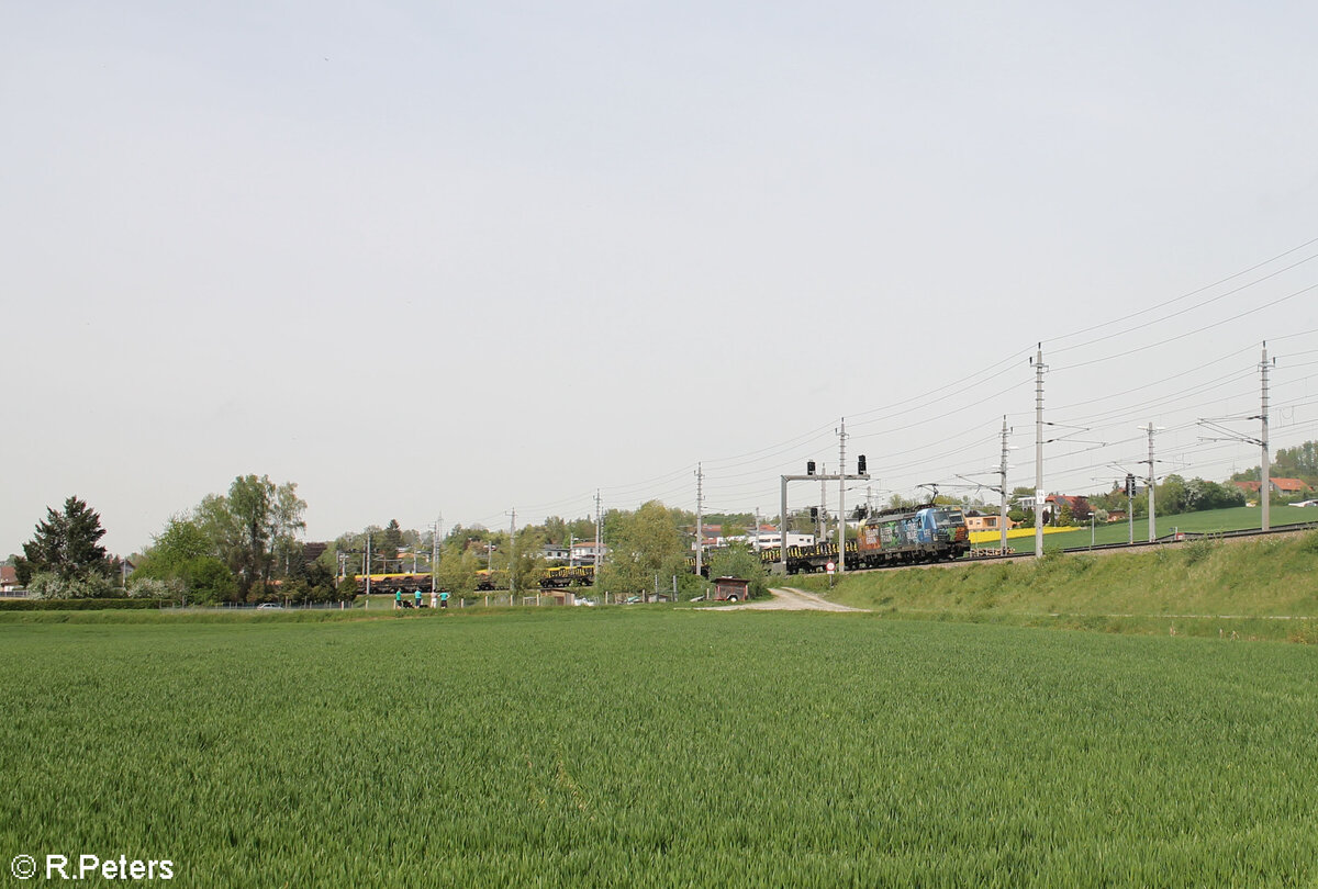 192 280-5 Yellow Green Blue zieht bei Schärding den leeren Kupferanodenzug in Richtung Wels. 14.04.24