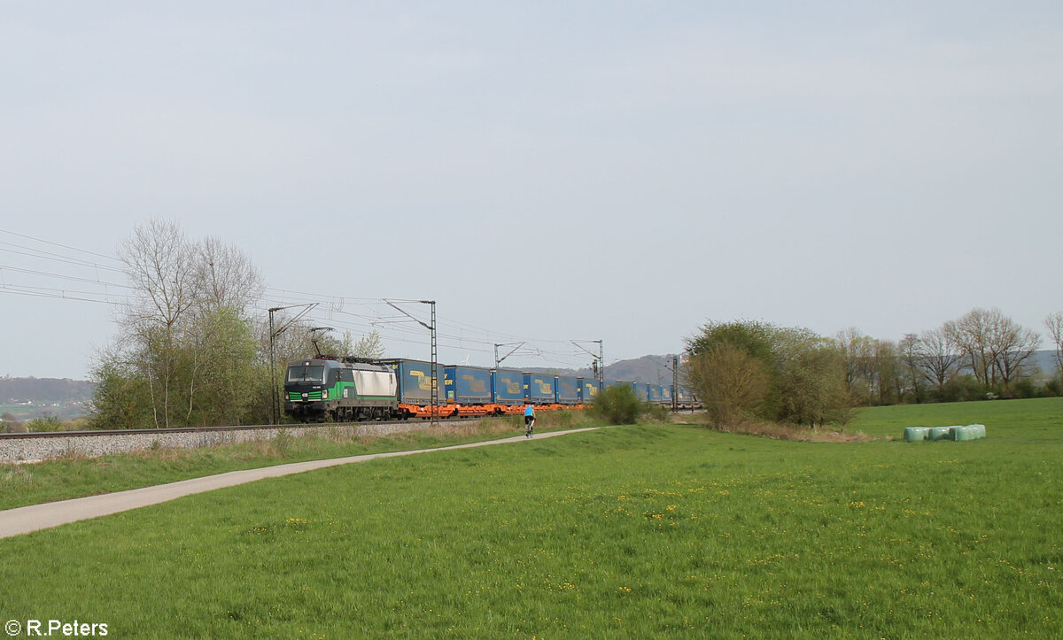 193 206 zieht bei Pölling ein LKW-Walter in Richtung Nürnberg. 07.04.24