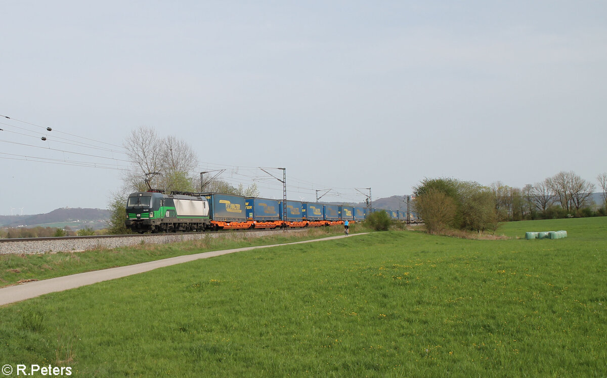 193 206 zieht bei Pölling ein LKW-Walter in Richtung Nürnberg. 07.04.24