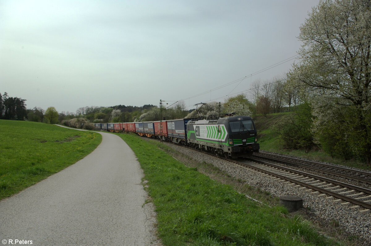 193 208-6 mit dem Routier KLVWechselpritschenzug bei Pölling in Richtung Regensburg.07.04.24