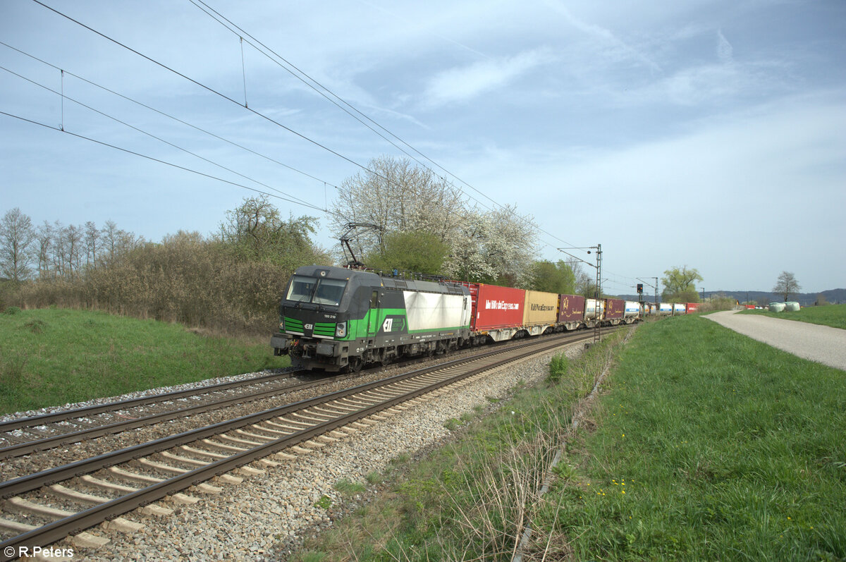 193 210 mit einem Containerzug bei Pölling. 07.04.24